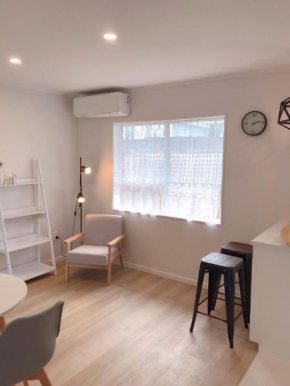 Bright Eden Park two bed townhouse private parking